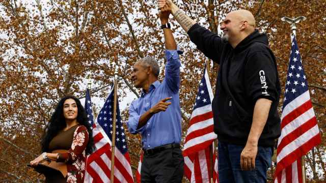El expresidente de EEUU, Barack Obama, hace campaña en el escenario para John Fetterman, candidato demócrata de Pensilvania al Senado