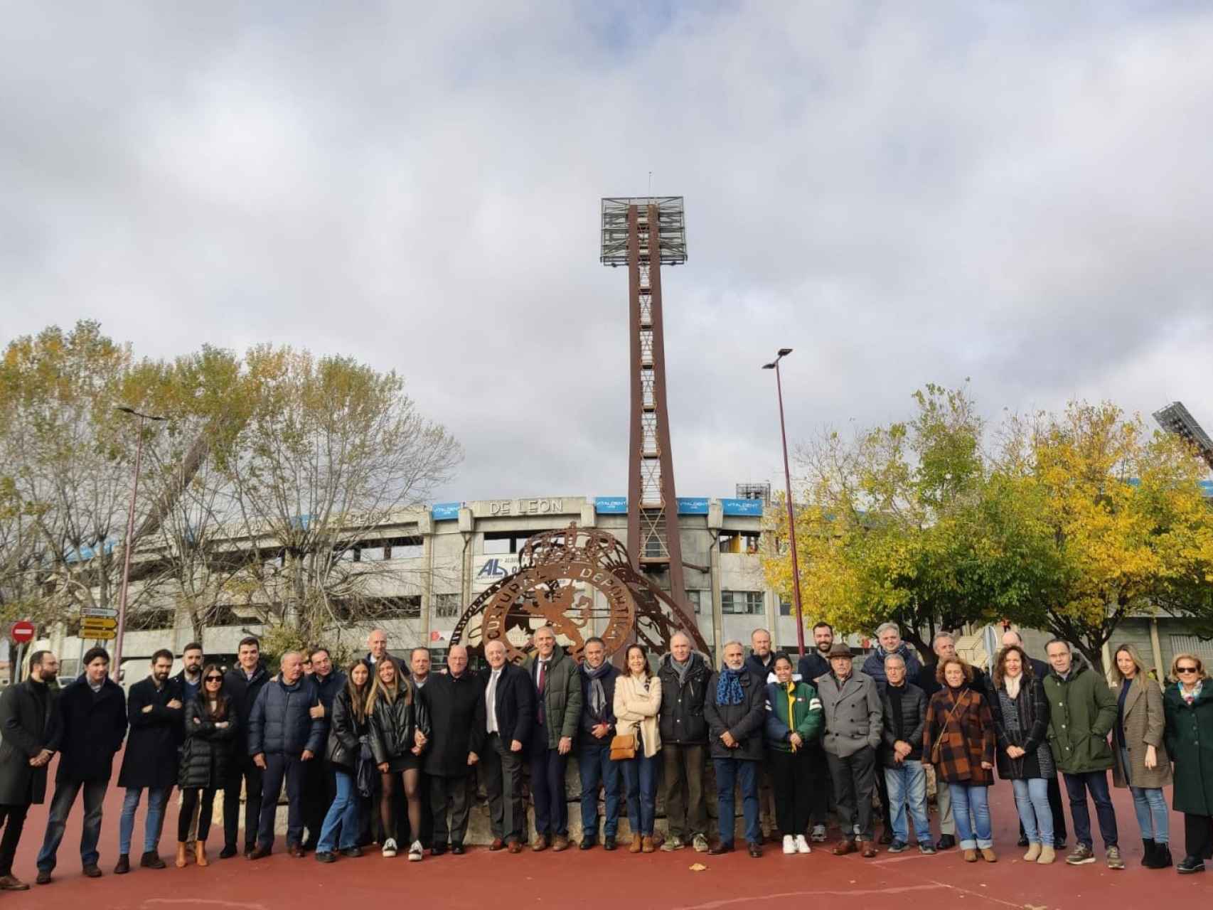 Imagen del acto de inauguración de la rotonda dedicada a la Cultural y Deportiva Leonesa.
