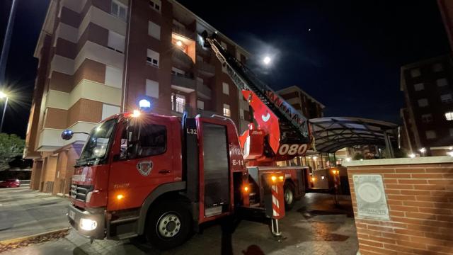 Bomberos de León accediendo a una vivienda