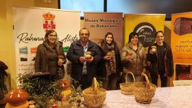 Imagen de la entrega del premio de la IV edición del Zamoranito de Oro a su ganador, Manuel Faúndez, este domingo.