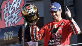 Pecco Bagnaia celebra en el podio del circuito de Cheste el título de campeón del mundo de MotoGP.