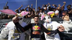 Augusto Fernández celebra el título de Moto2 con su hermano Álex y un amigo disfrazados de conejos.