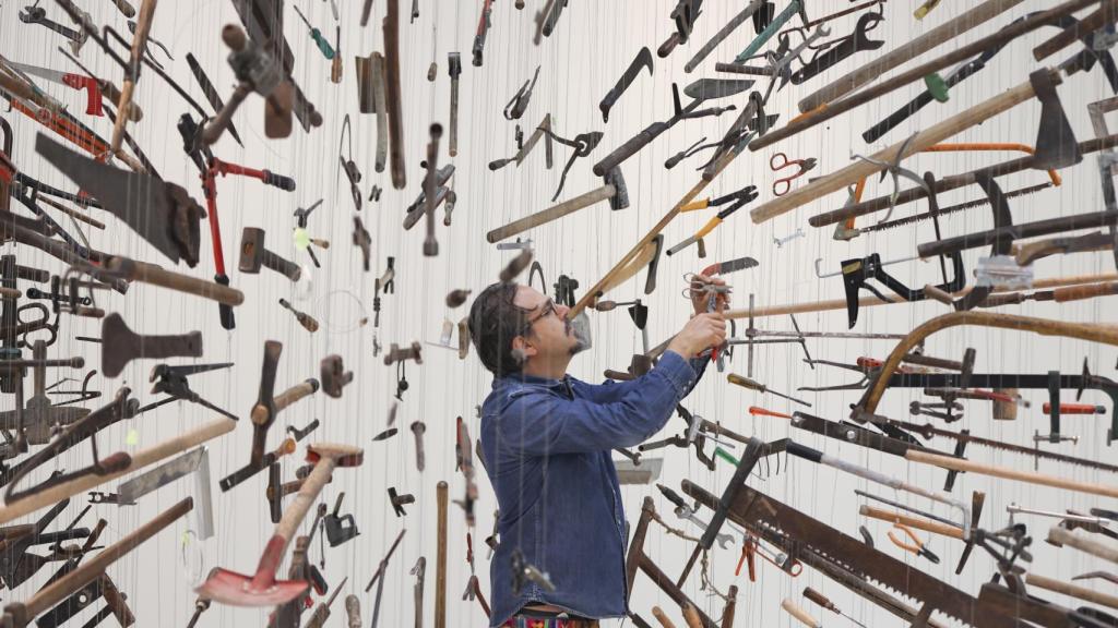 Damián Ortega durante a montagem de 'Controlador do Universo', 2007. Foto: Belén de Benito / Centro Botín