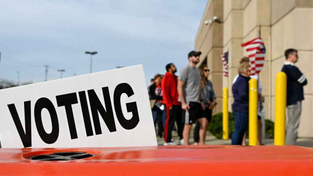 Varios ciudadanos esperan en fila su turno para votar en el Condado de Franklin, en Ohio (EEUU).