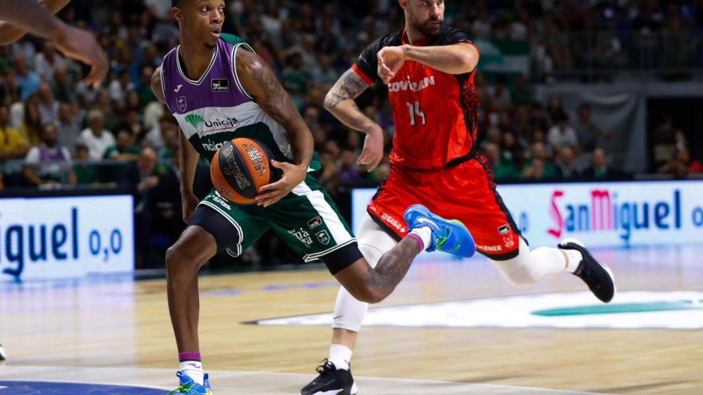 Carter, del Unicaja, en acción ante Carlos Díaz, del Covirán Granada, durante el partido de la Liga Endesa.