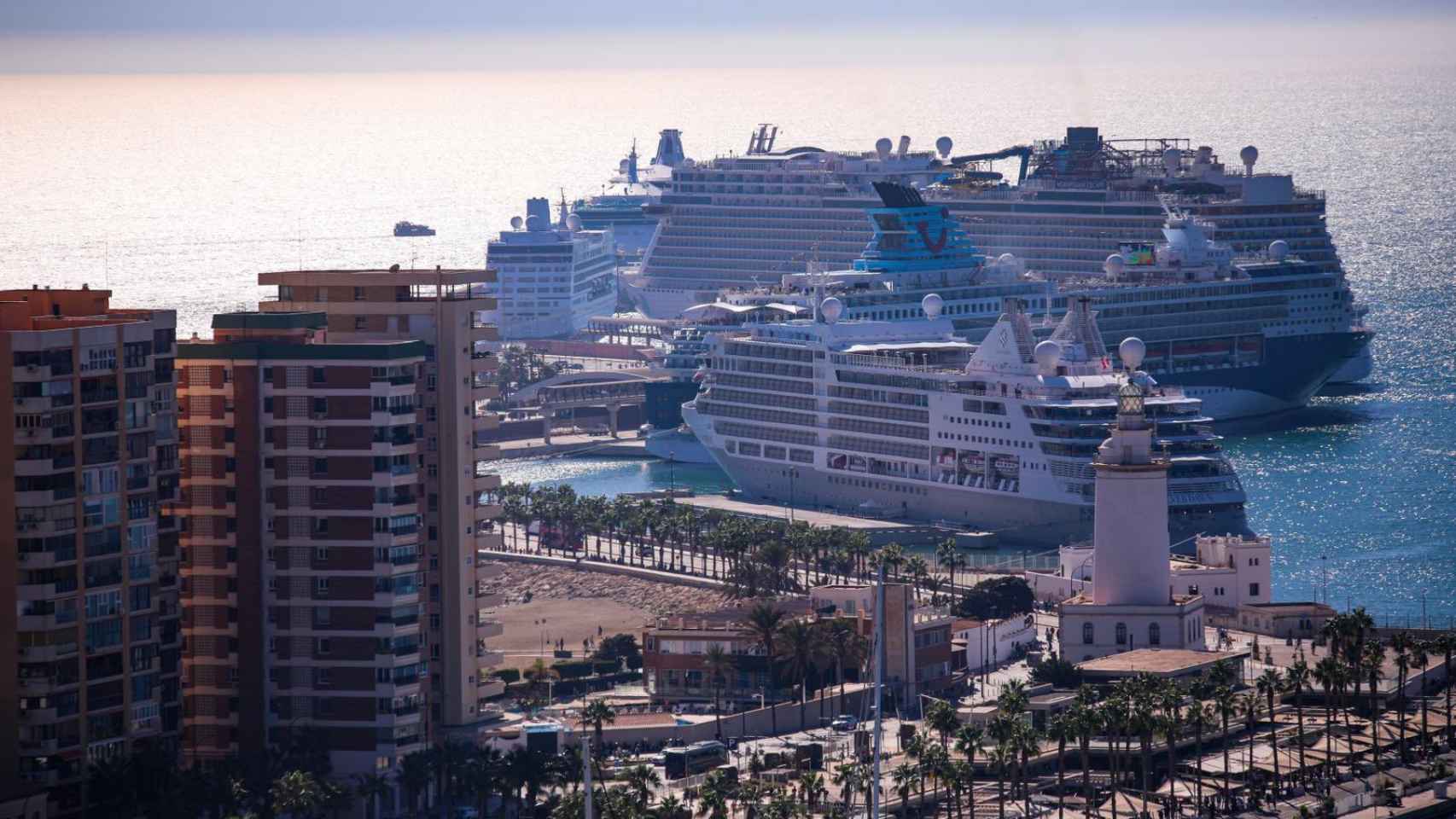 El puerto de Málaga, lleno de cruceros.