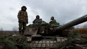 Un tanque de soldados ucranianos en la ciudad de Bakhmut