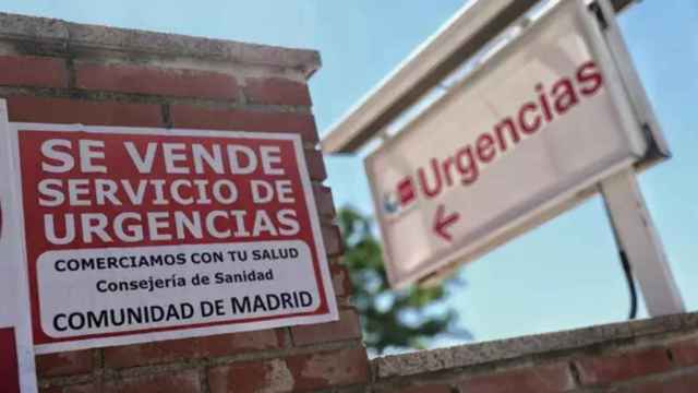 Un cartel en el que se lee: 'Se vende servicio de urgencias' en el SUAP del Centro de Salud Mar Báltico de Madrid.