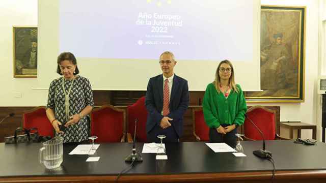 El rector, Ricardo Rivero; María Ángeles Benítez, directora de la Representación de la Comisión Europea en España; y Sandra Ámed, presidenta del Consejo de la Juventud de Castilla y León