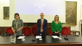 El rector, Ricardo Rivero; María Ángeles Benítez, directora de la Representación de la Comisión Europea en España; y Sandra Ámed, presidenta del Consejo de la Juventud de Castilla y León