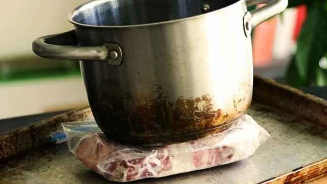 Descongelar la carne en cinco minutos es posible gracias al truco de la olla invertida.