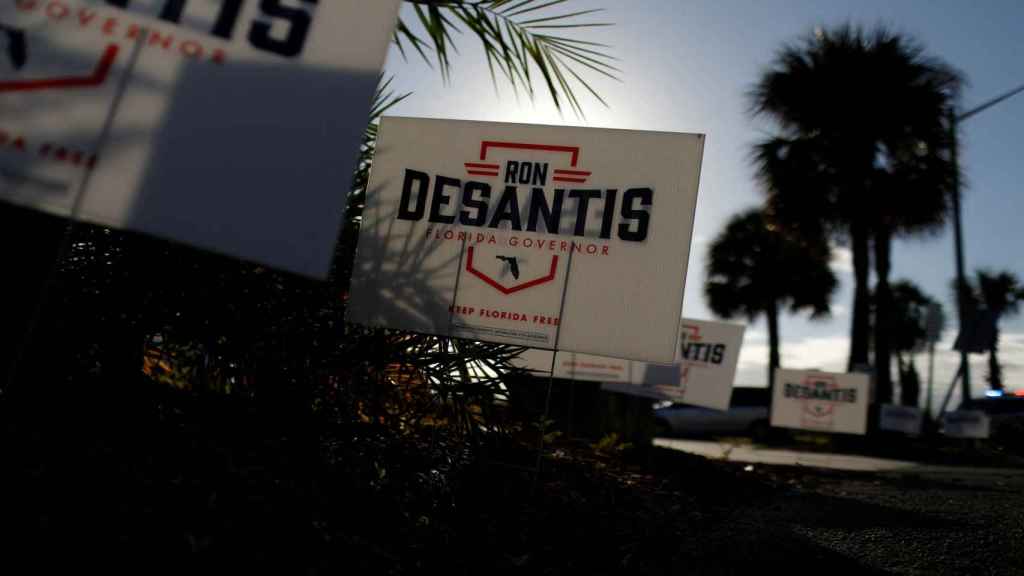 Carteles en Florida a favor del candidato Ron DeSantis.