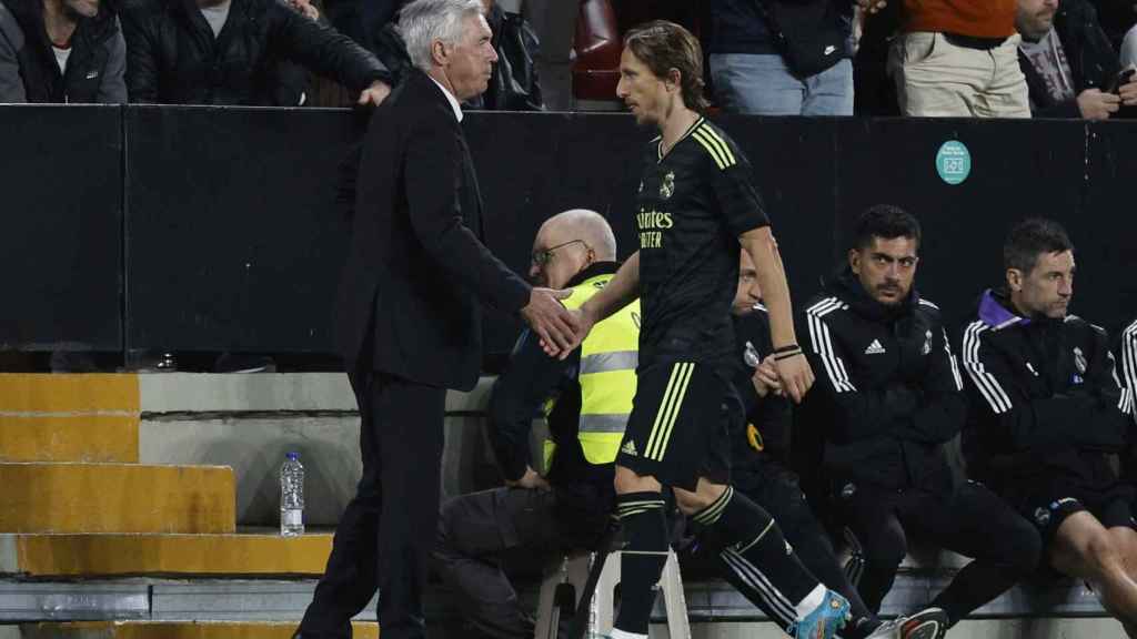 Ancelotti saluda a Modric durante el partido tras cambiarle.