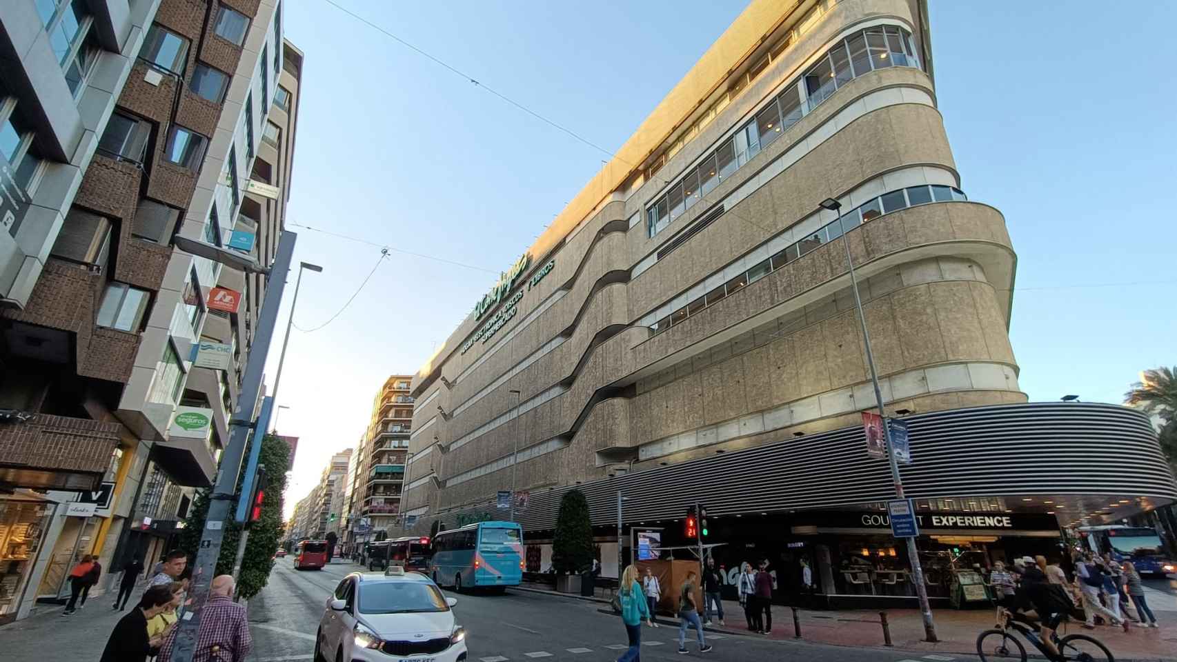 Inicio de la avenida Maisonnave, flanqueda por los dos edificios de El Corte Inglés de Alicante.