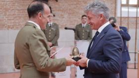 El alcalde de Arroyo de la Encomienda, Sarbelio Fernández, recibiendo el premio