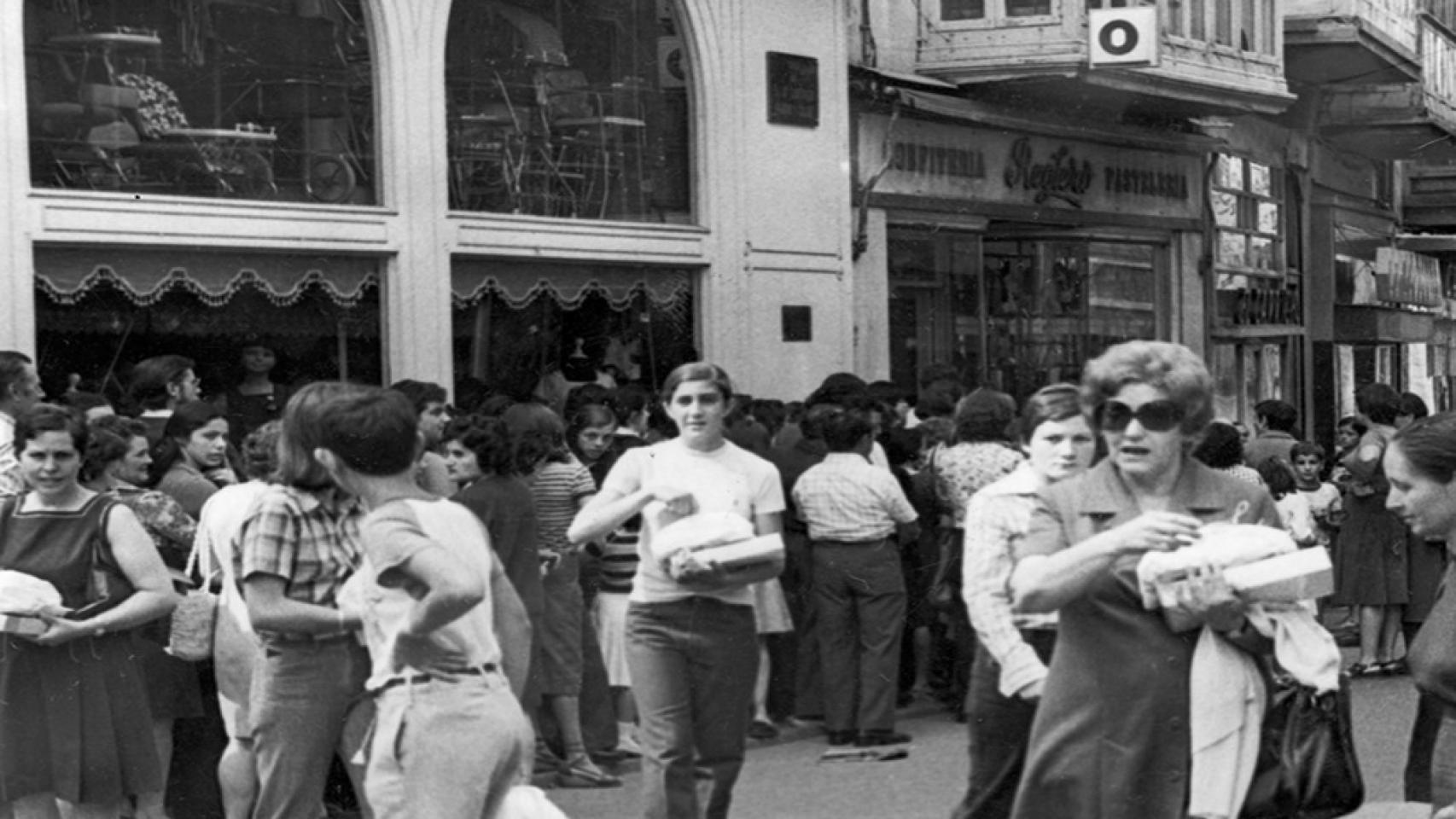 Largas colas en la tienda de la fábrica de Reglero