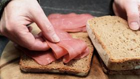 El jamón curado es saludable siempre que se acompañe de pan integral.