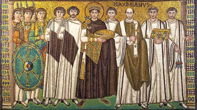Panel del mosaico imperial de la pared norte del presbiterio de San Vital, que representa al emperador Justiniano junto al arzobispo Maximiano con sus sacerdotes y soldados.