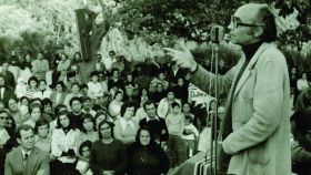 José Saramago, en los años 70, en plena celebración pública de la Revolución de los Claveles. Foto: Fundación José Saramago
