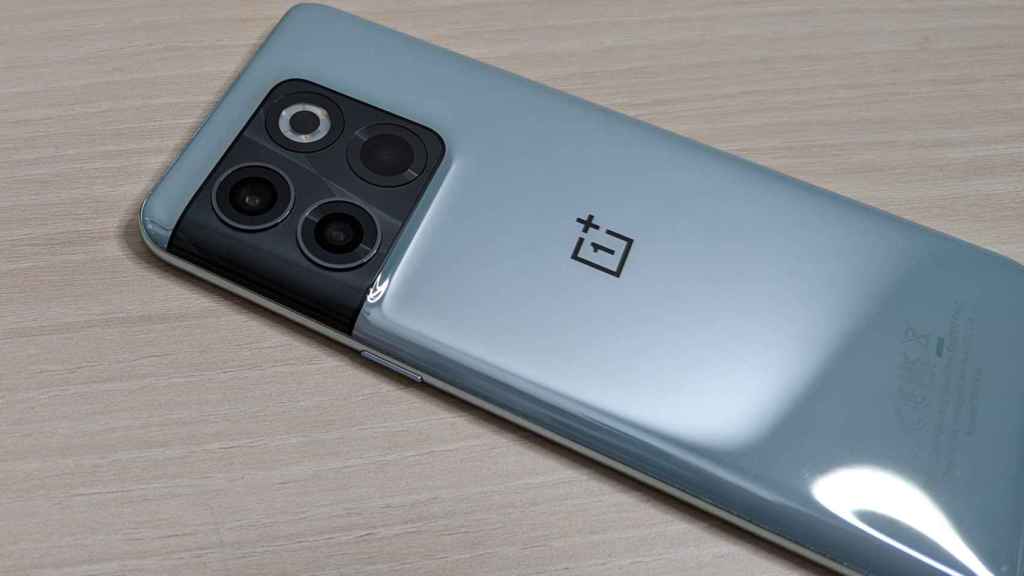 The design of the OnePlus 10T has small changes compared to the 10 Pro