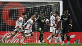 Los jugadores del Real Madrid se lamentan tras el gol recibido.