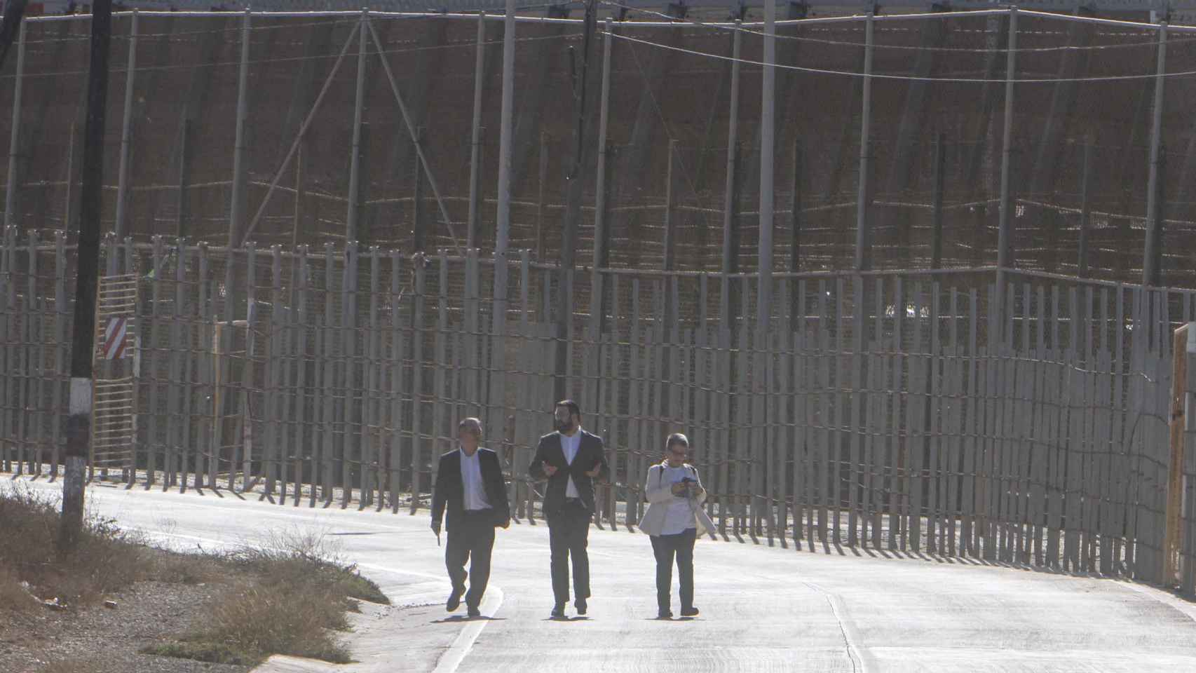 Enrique Santiago (UP), Jon Iñarritu, (EH Bildu) y María Carvalho (ERC), este lunes ante la valla de Melilla.