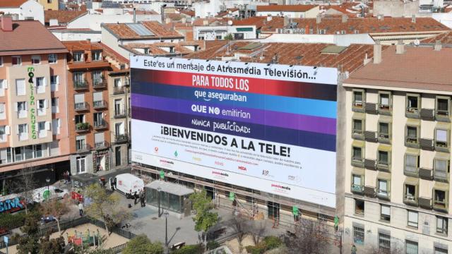 Imagen de la pancarta que Atresmedia ha instalado en la plaza de Pedro Zerolo (Madrid).