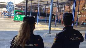 Dos agentes de la Policía Nacional en la estación de autobuses de Málaga.