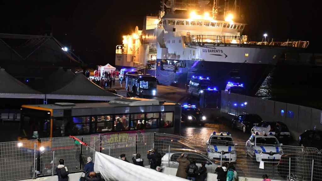 El barco 'Geo Barents', 'bloqueado' en el puerto de Catania con casi 600 inmigrantes.