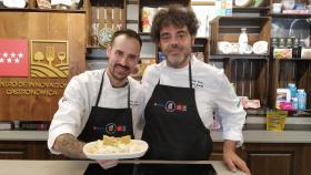 Los chefs de Arrocería Balear, Xavier Gaspà (izquierda) y Jorge Baeza (derecha), junto a su ensaladilla premiada.