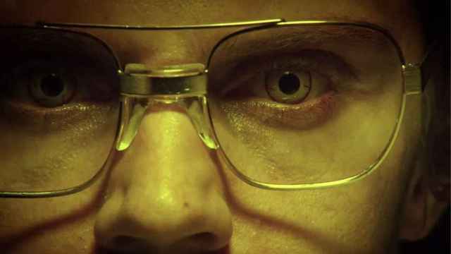 ¿Por qué Jeffrey Dahmer llevaba lentillas de color amarillo en la vida real?