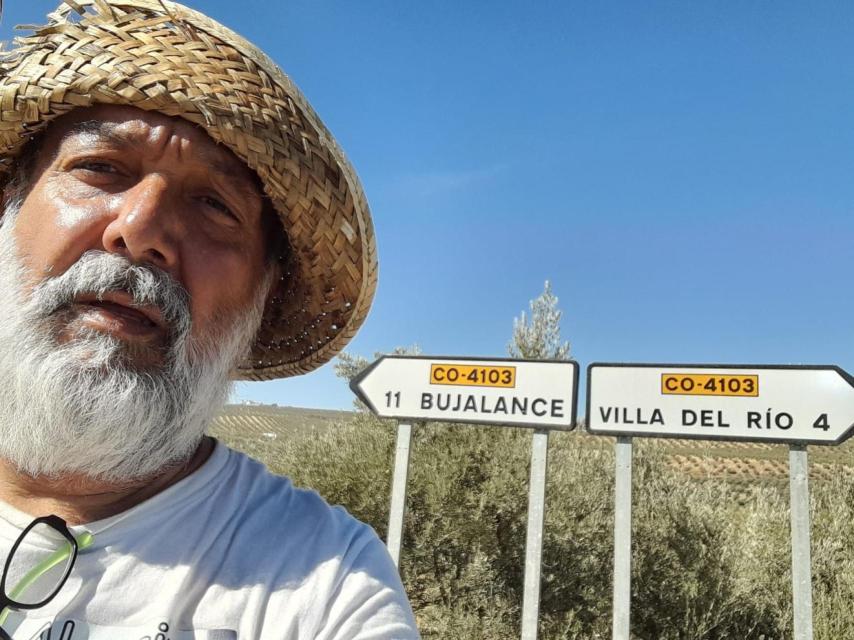 Luis Gómez, en un alto en el camino en la provincia de Córdoba durante una de sus travesías de protesta.