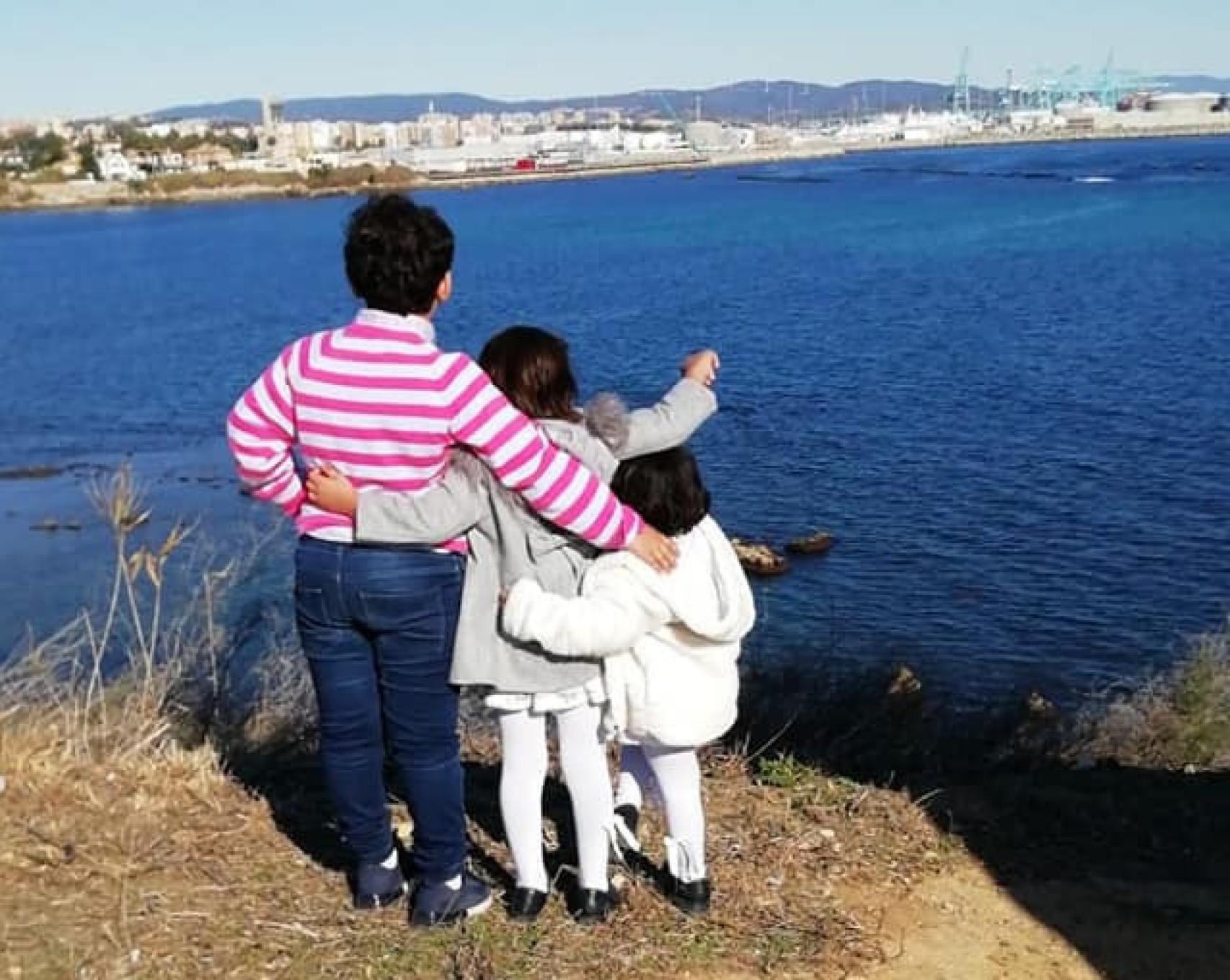 Los tres niños menores de Luis Gómez, fotografiados por su padre en noviembre de 2021 en Algeciras días antes de su detención.