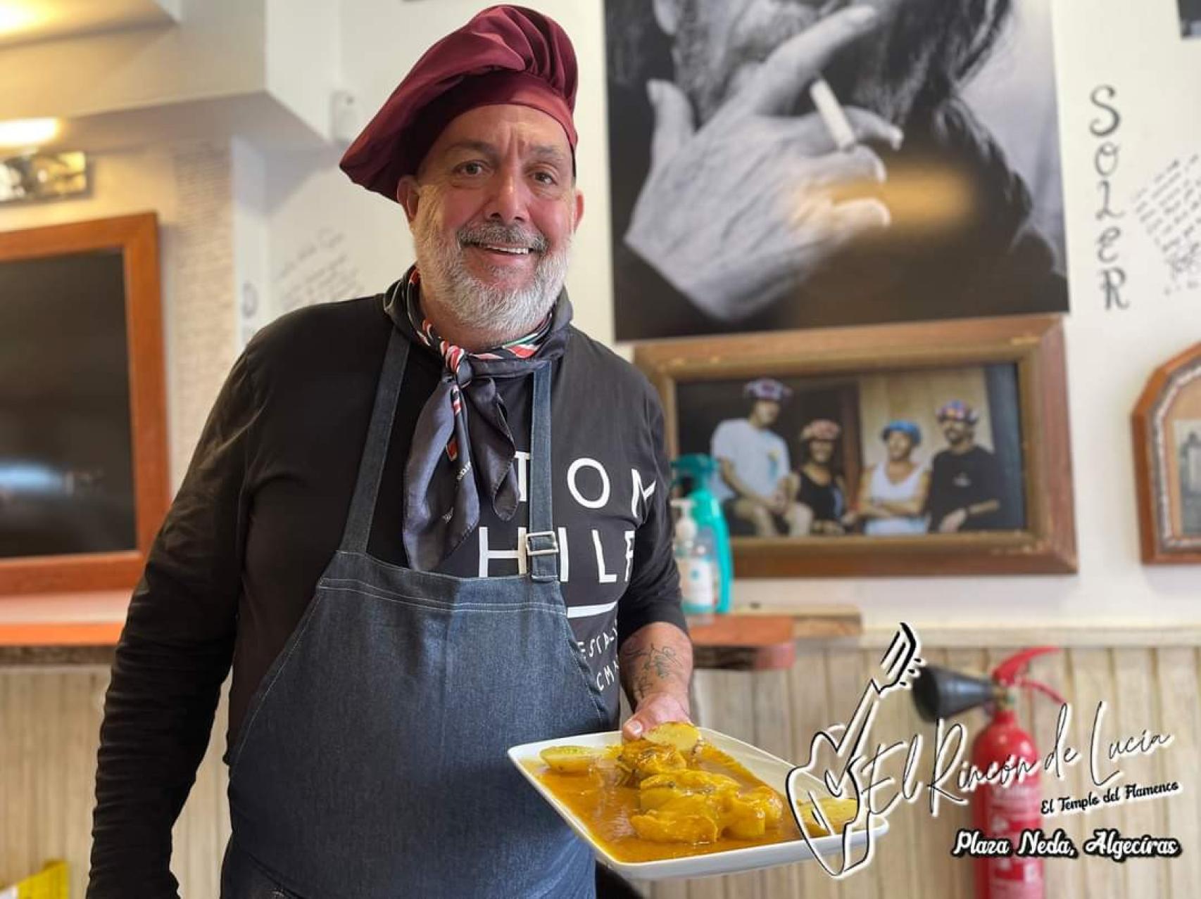 Luis Gómez, en una foto promocional del restaurante donde trabaja en Algeciras, El Rincón de Lucía.