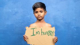 Imagen de archivo de niño hambriento