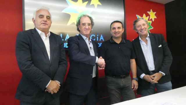 Julián Redondo, , Bernabé Cano, el alcalde de La Nucía, Jesús Álvarez  y Pedro Pablo San Martín en la firma.