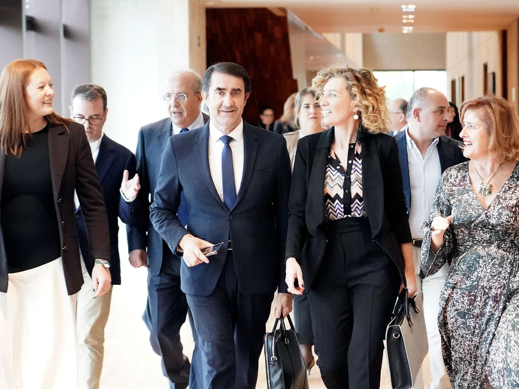 El consejero de Medio Ambiente, Juan Carlos Suárez-Quiñones, a su llegada a la comparecencia de este martes en las Cortes.