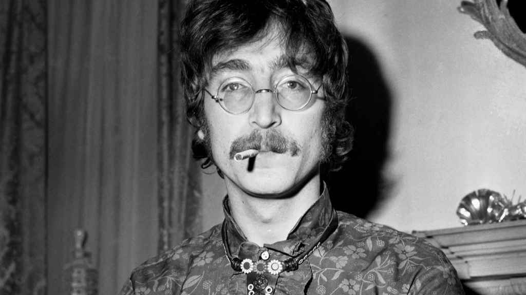 John Lennon, junto al resto de The Beatles, probó el cannabis de la mano de Bob Dylan.