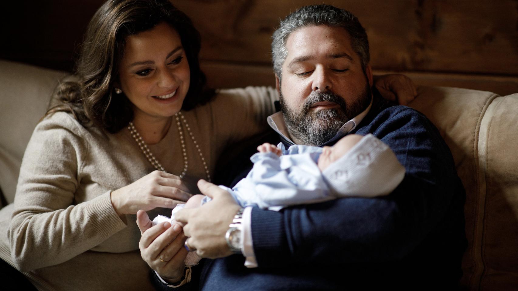 Romanov y Rebecca Bettarini, presentan a su hijo recién nacido