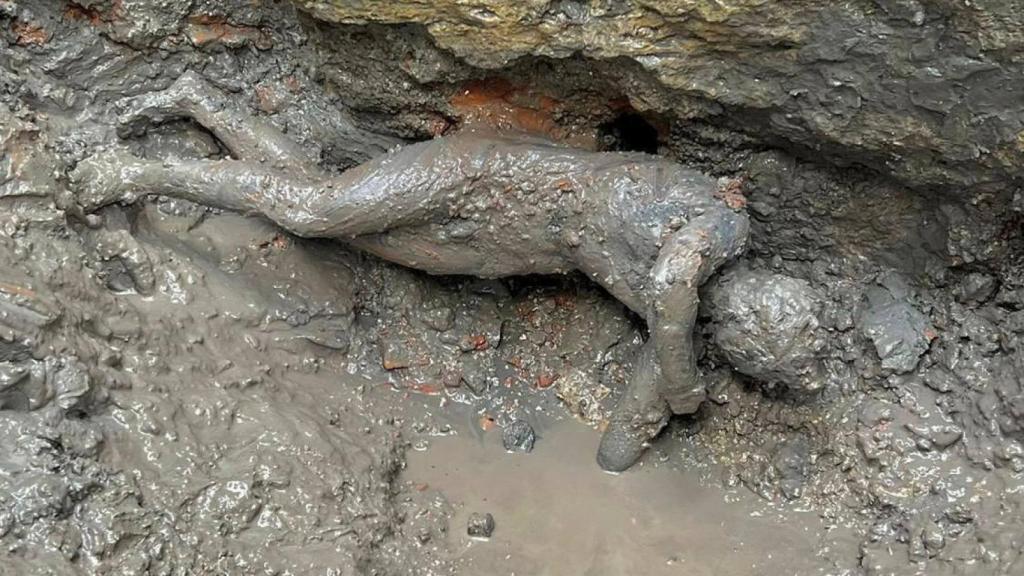 Una de las estatuas de bronces halladas en San Casciano. Foto: Ministerio de Cultura de Italia / Reuters