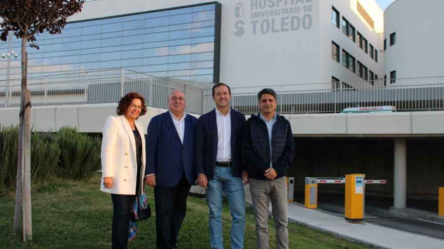 Carmen Riolobos, Vicente Tirado, Carlos Velázquez y Juan José Alcalde, este lunes en el Hospital de Toledo
