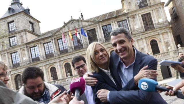 Carmen Picazo y Esteban Paños este martes en la plaza del Ayuntamiento de Toledo.