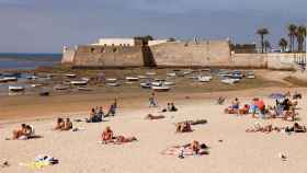 Gente en la playa de la Caleta (Cádiz) en octubre de 2022.