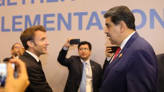Nicolás Maduro saludo al presidente francés, Emmanuel Macron en la COP25 de Egipto.