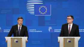 El vicepresidente económico de la Comisión, Valdis Dombrovskis, y el presidente del Ecofin, durante la rueda de prensa de este martes