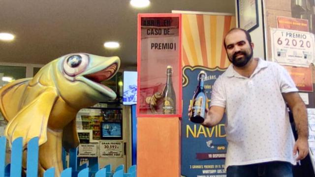 El propietario de Boquerón de Oro con la botella de Victoria.