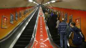 Usuarios del metro de Londres esta mañana con la decoración de la Costa del Sol.
