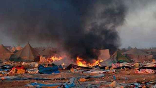 Foto de la quema de las jaimas en el campamento de protesta saharaui de Gdaim Izik en 2010.