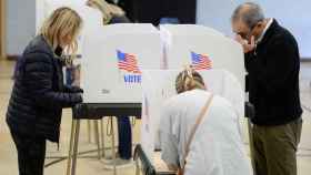 Los estadounidenses emitieron sus votos durante las elecciones intermedias .