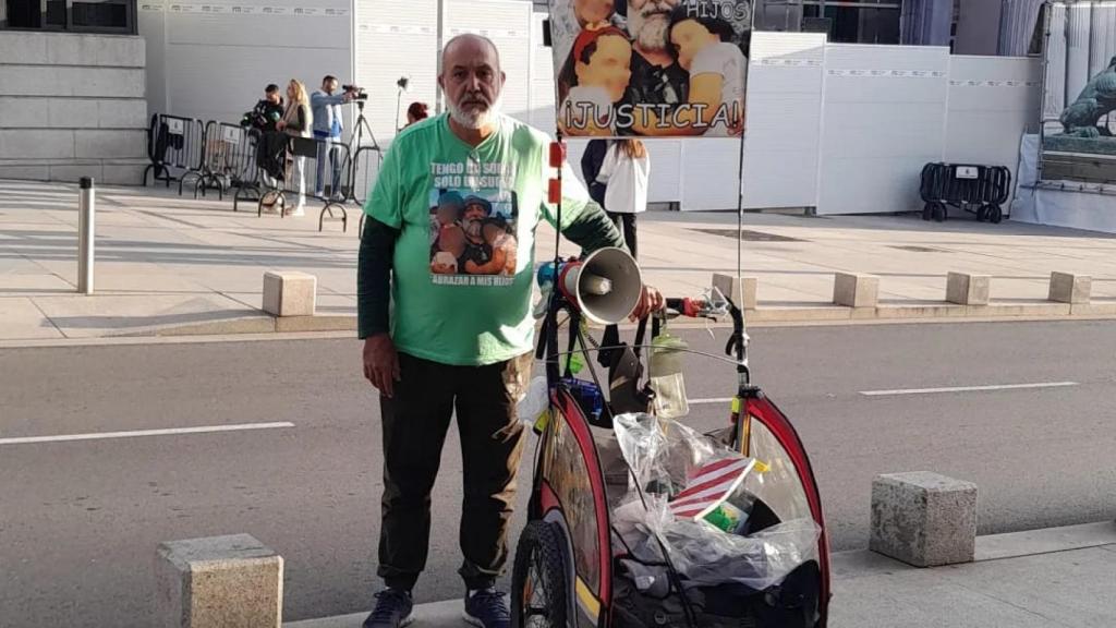 Luis Gómez Hidalgo, protestando ante el Congreso junto al carro con el que ha andado dos veces a Madrid desde Algeciras.